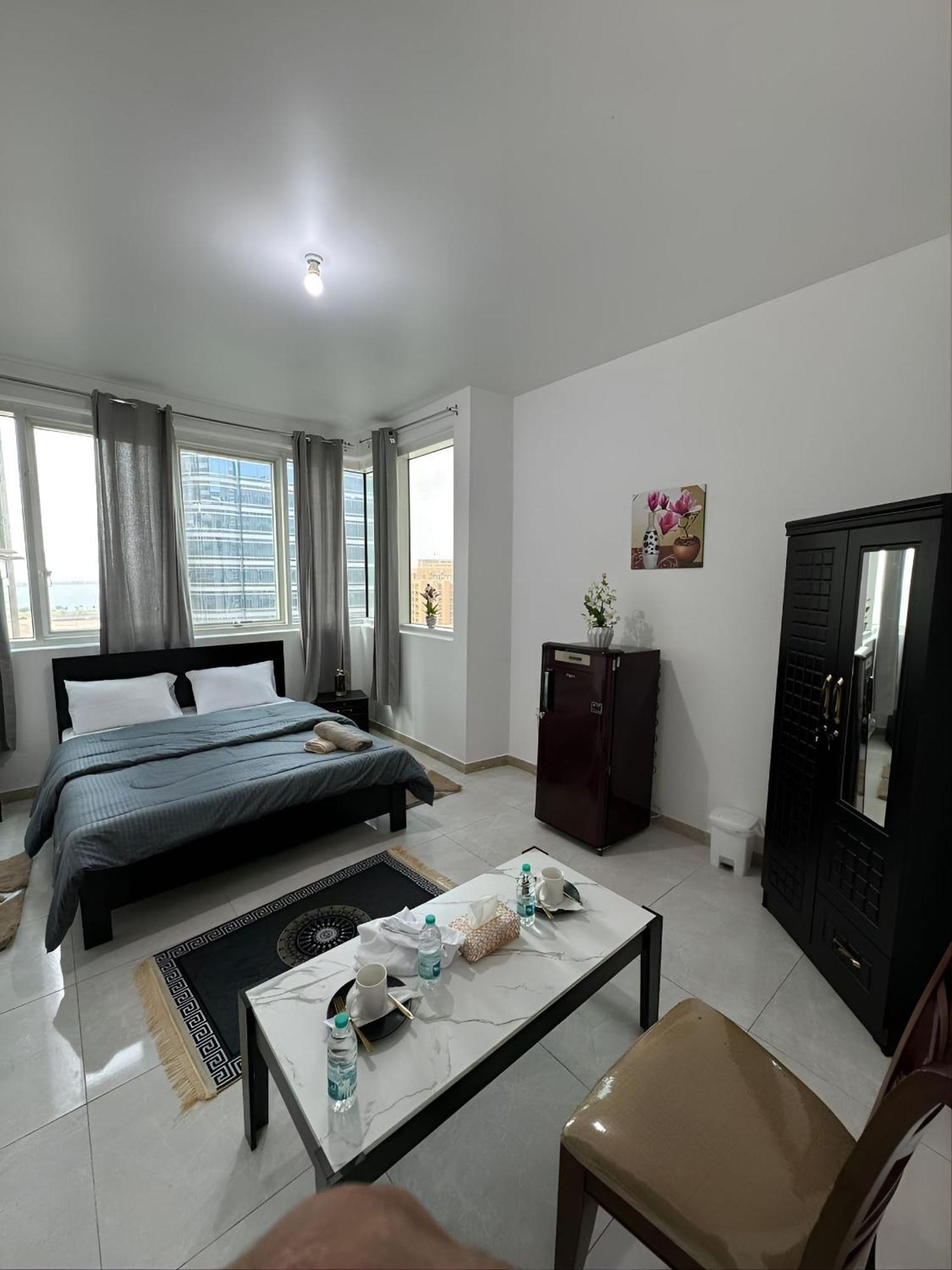 Corniche Street - Extremely Unique Room 아부다비 외부 사진